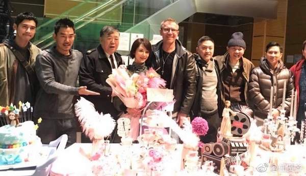 杨紫生日剧组送惊喜 被鲜花蛋糕簇拥幸福甜笑